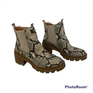 Universal Thread Faux Leather Snake Skin Chunky Heel Boot Women’s Size 6.5